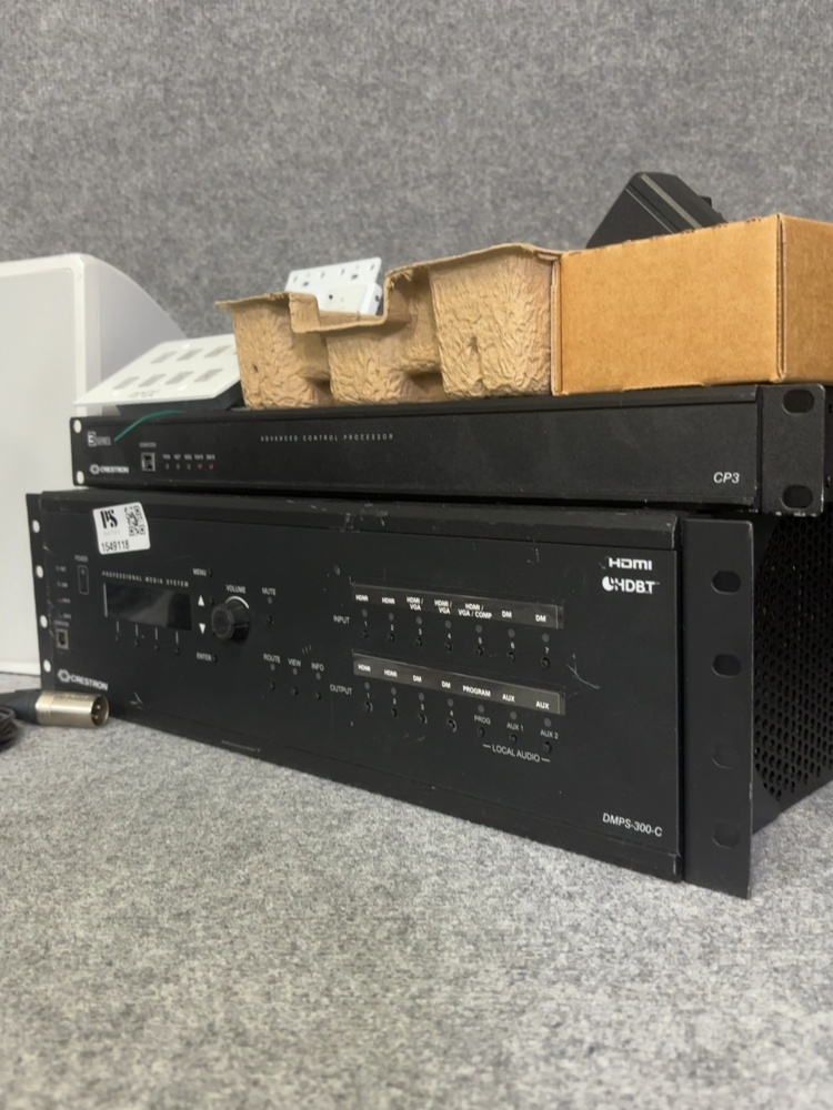 1549118-2 Samling med diverse AV-utrustning - Crestron