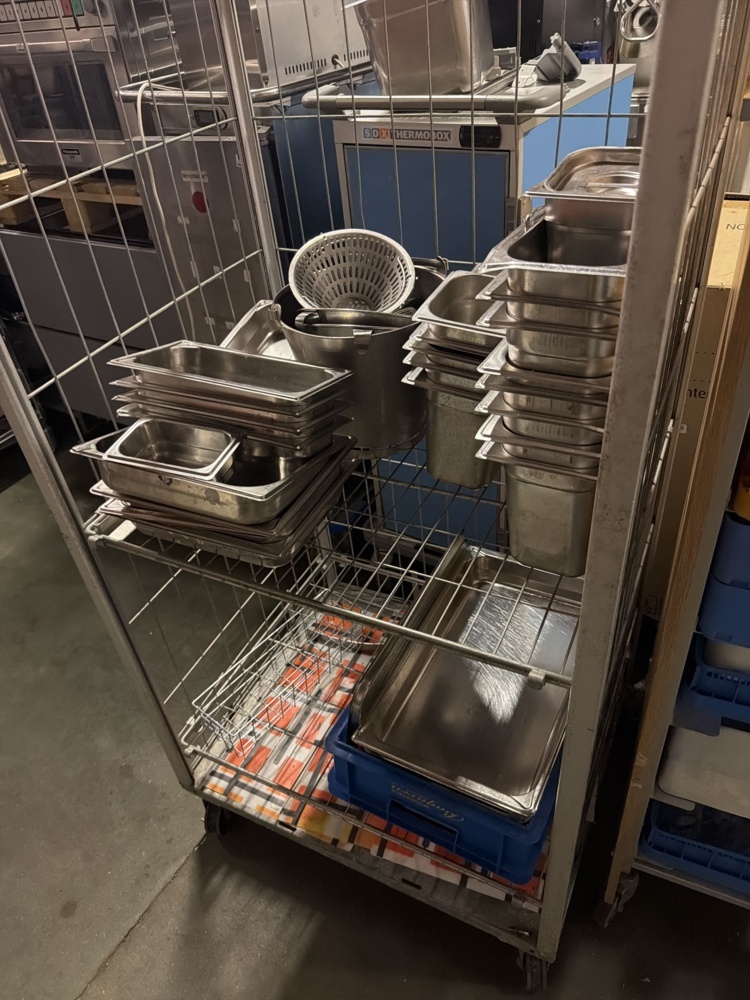1566988-2 Restaurant equipment - canteens, serving equipment, dish racks and crockery