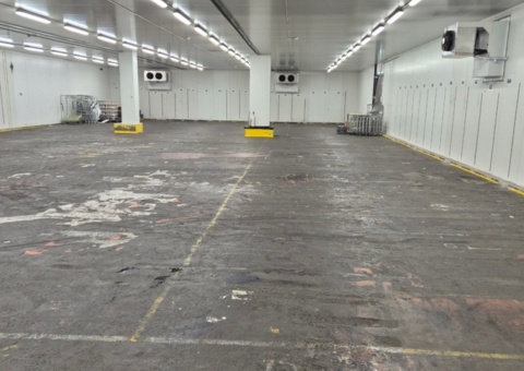 Cold room in insulated sections – approx. 17.6 x 26.4 x 3.2 m