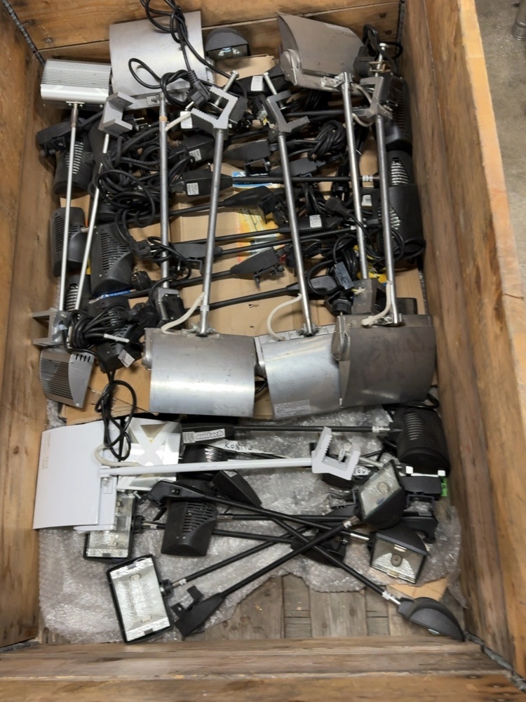 1458496-1 Pallet with mixed lighting equipment