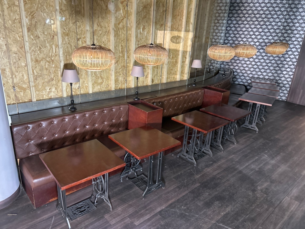 1529536-2 Restaurant furniture - 8 tables and 4 sofas in leather