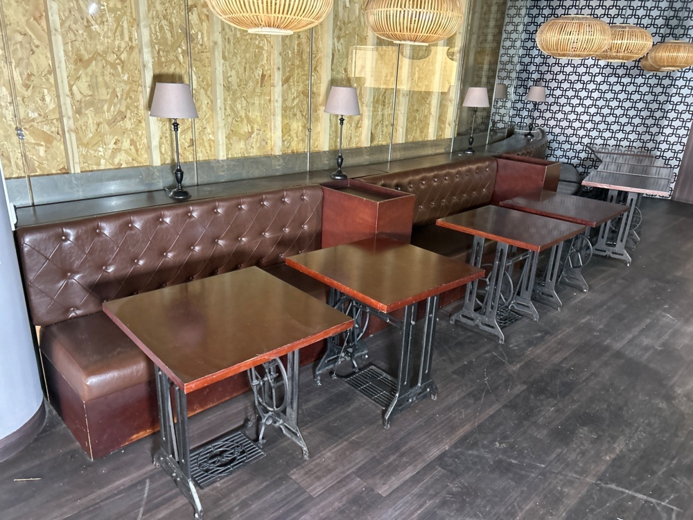 1529536-1 Restaurant furniture - 8 tables and 4 sofas in leather