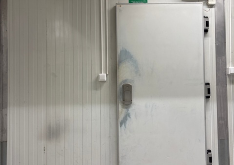 Freezer room with refrigeration equipment and lockout alarm - Buzçeli