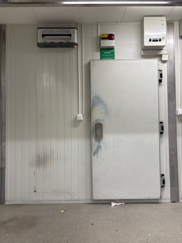 1529545-1 Freezer room with refrigeration equipment and lockout alarm - Buzçeli