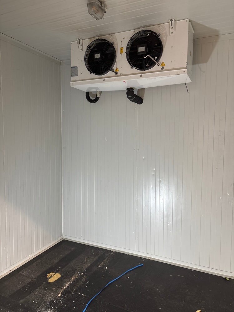1529545-2 Freezer room with refrigeration equipment and lockout alarm - Buzçeli