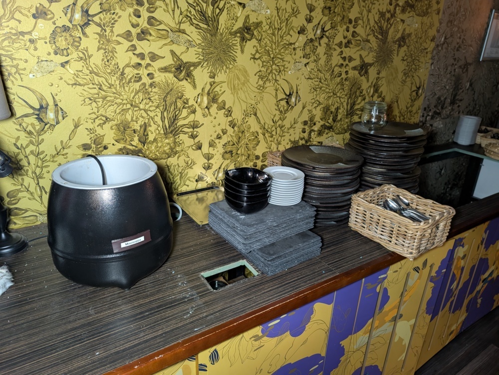 1529544-2 Various kitchen utensils - Glasses, plates, etc.