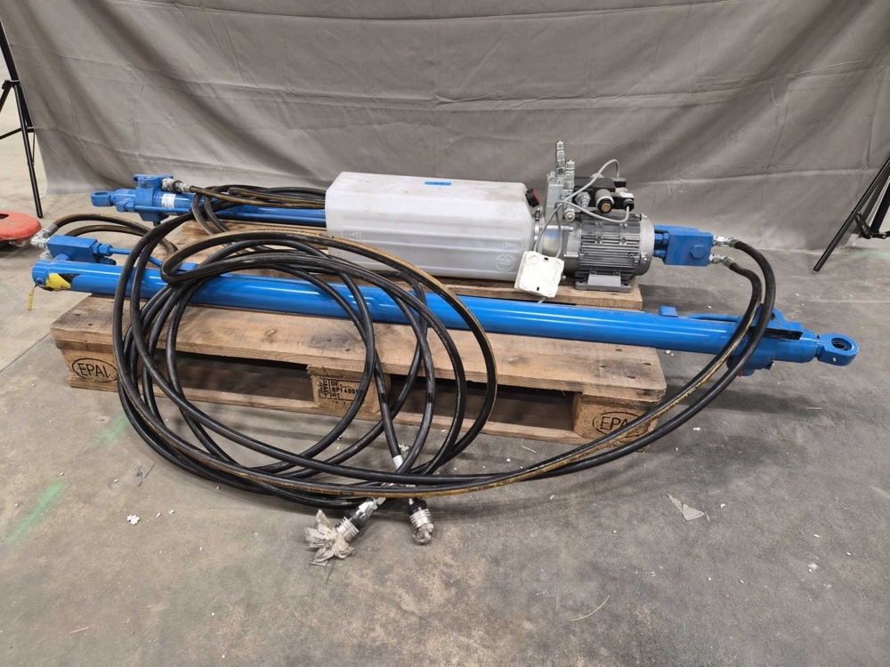1582492-1 Hydraulic pump with 2 cylinders - stroke length 145 cm