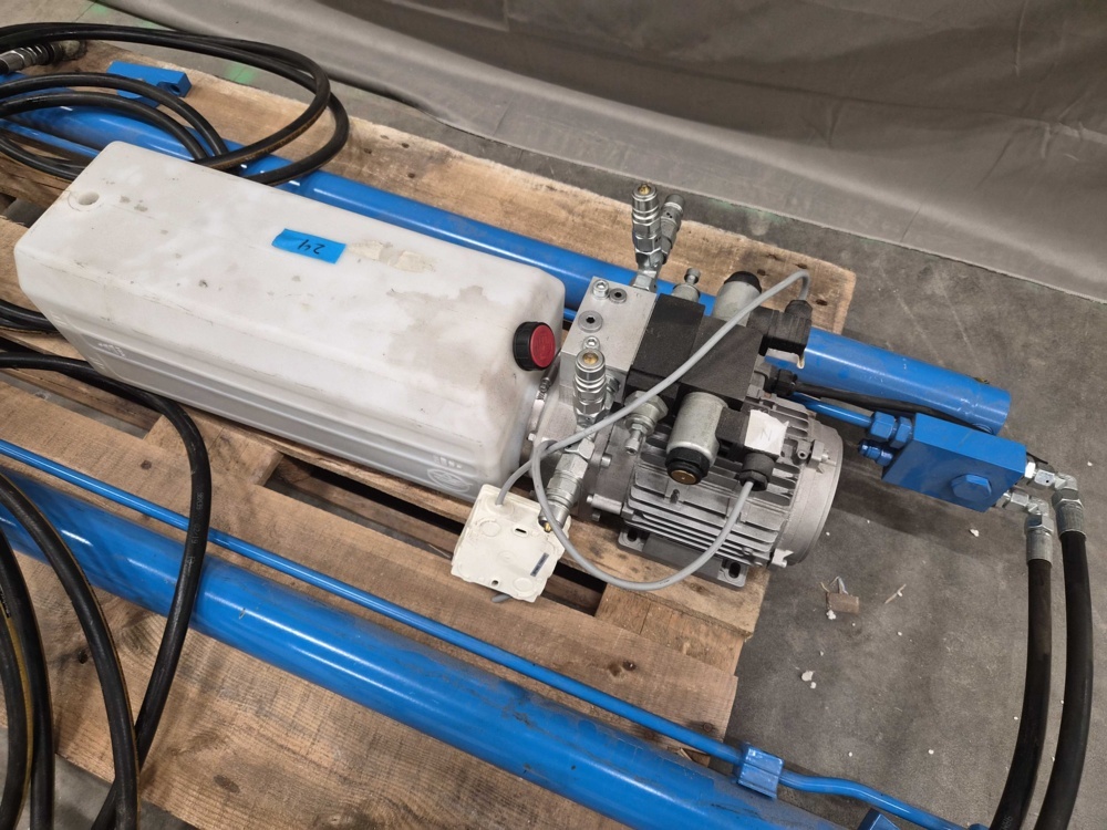 1582492-2 Hydraulic pump with 2 cylinders - stroke length 145 cm