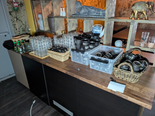 Diverse köksutensilier - Glas, tallrikar, m.m. på auktion i Skåne, Malmö hos PS Auction