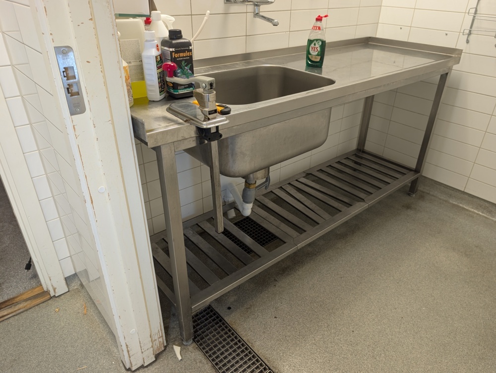 1529548-1 Stainless steel bench with sink