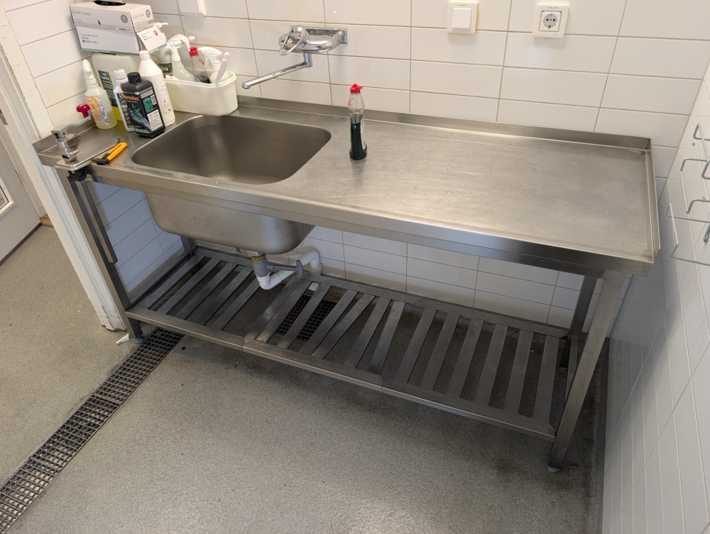 1529548-2 Stainless steel bench with sink