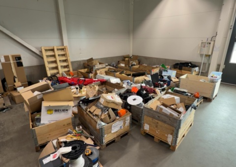Stort parti med installationsmaterial och utrustning