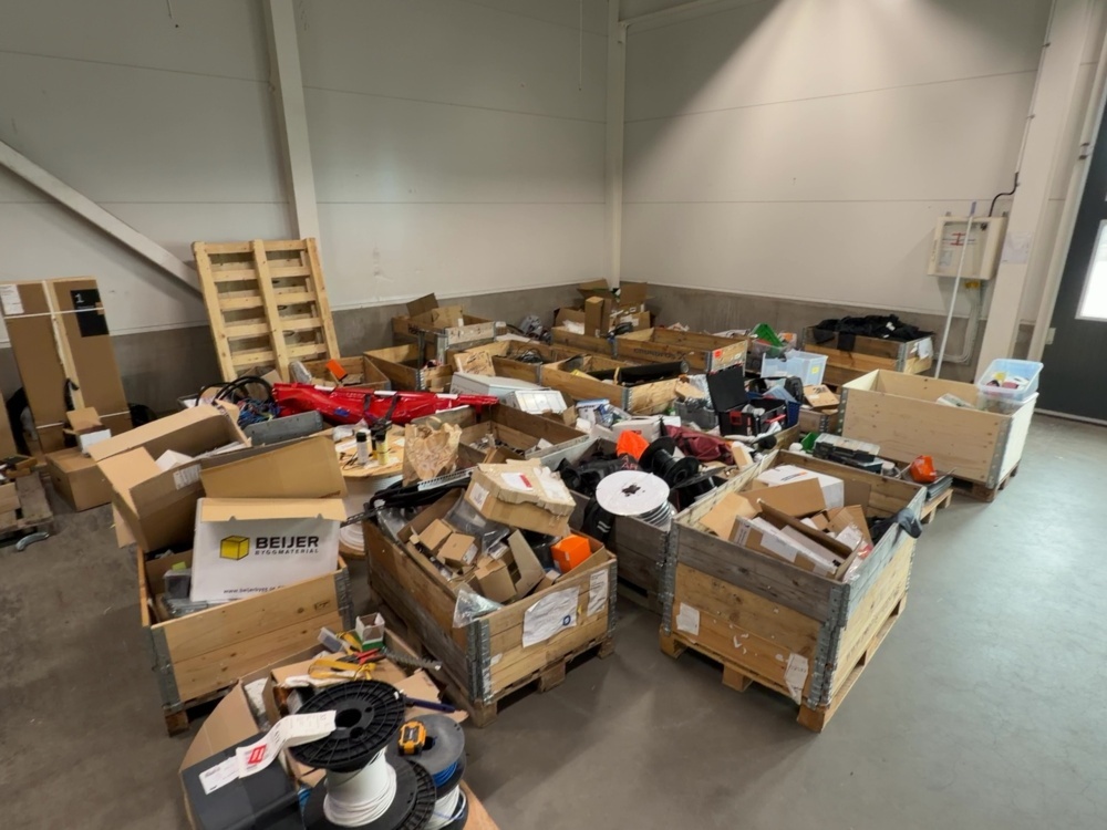 1545010-1 Stort parti med installationsmaterial och utrustning