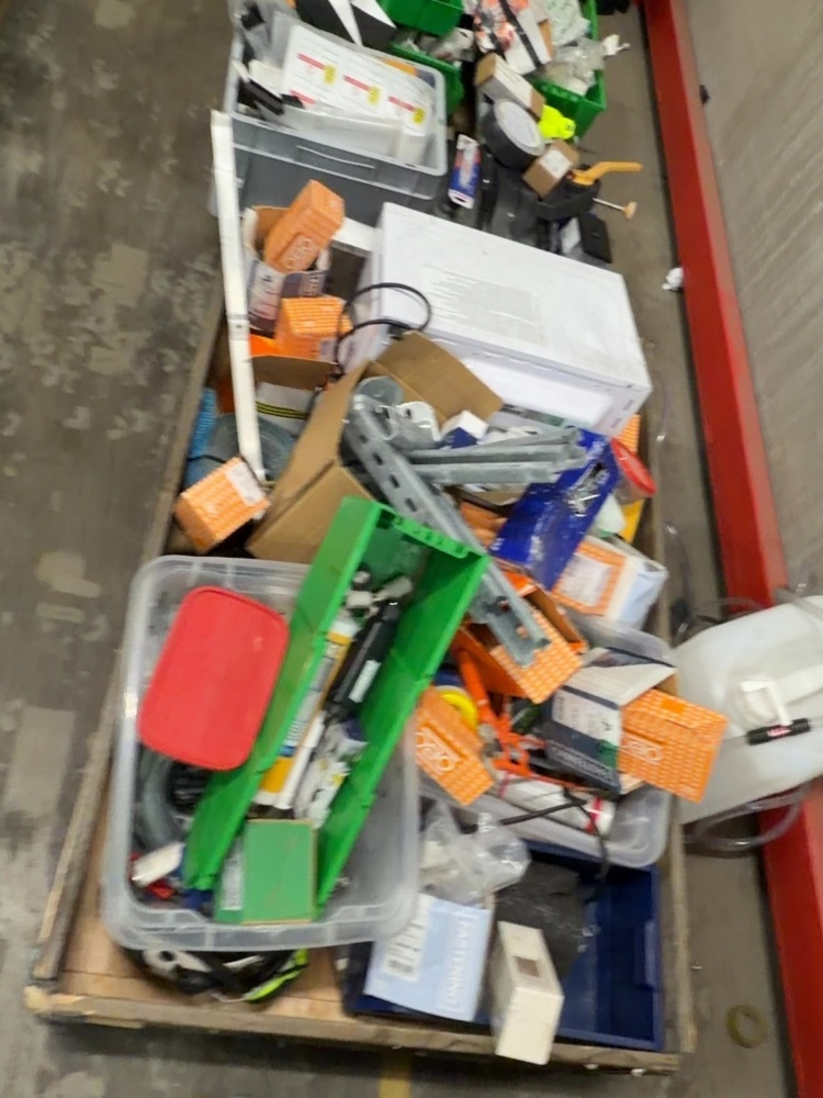 1545010-2 Stort parti med installationsmaterial och utrustning