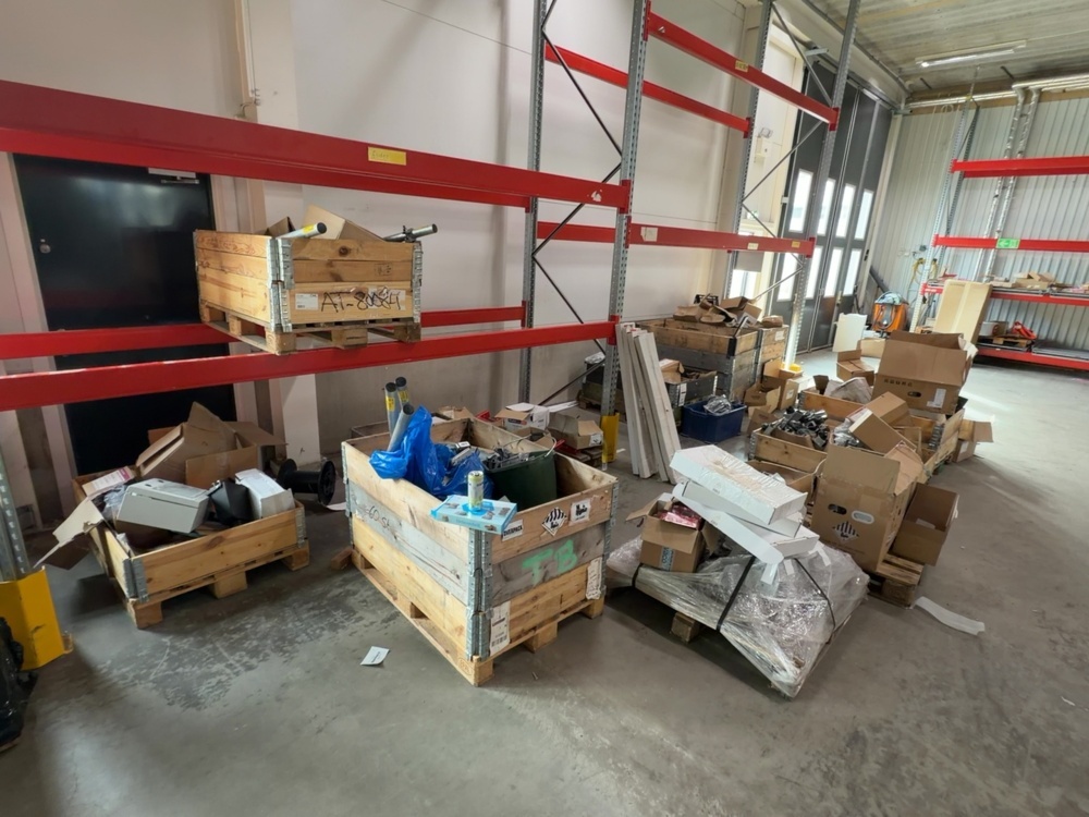 1545013-1 Parti med monterings- och installationsmaterial