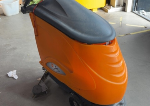 Kombiskurmaskin med laddare - TASKI Swingo 1255 B