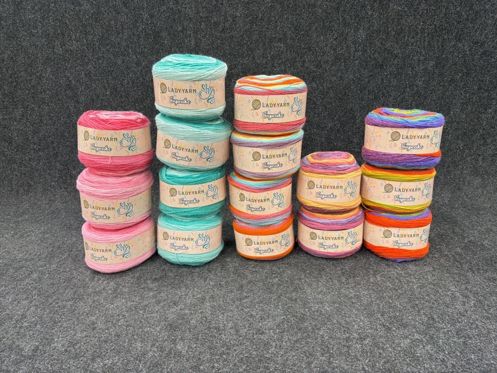 1582584-1 16 st garnnystan, Akrylgarn CupCake – antipilling mjukt 150g