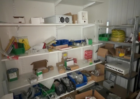Allt i rummet - installationsmaterial, komponenter och hyllor