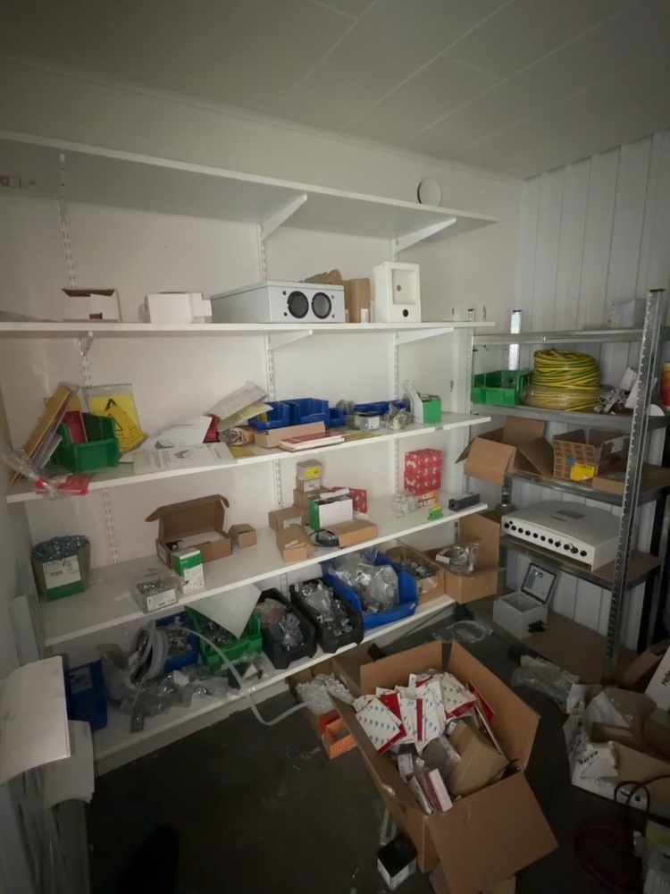 1545022-1 Allt i rummet - installationsmaterial, komponenter och hyllor
