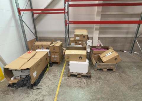 Större samling med batterier, växelriktare och energilagringsenheter - Huawei (Reparationsobjekt)