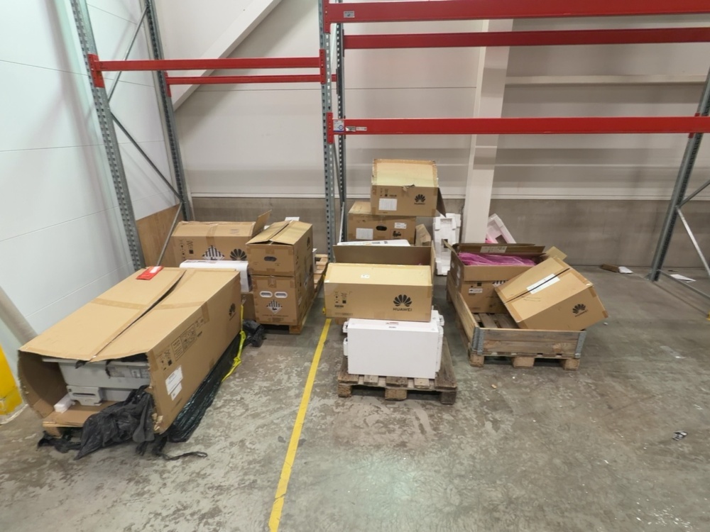 1545031-1 Större samling med batterier, växelriktare och energilagringsenheter - Huawei (Reparationsobjekt)