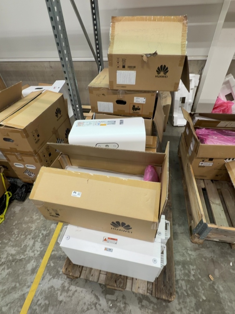 1545031-2 Större samling med batterier, växelriktare och energilagringsenheter - Huawei (Reparationsobjekt)