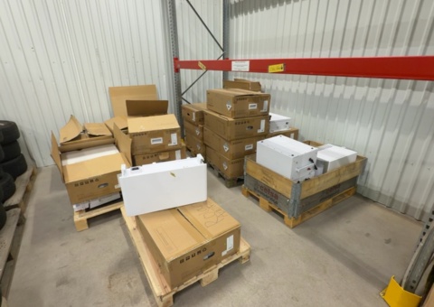 Större samling med batterimoduler och energilagringssystem - SAJ (Reparationsobjekt)