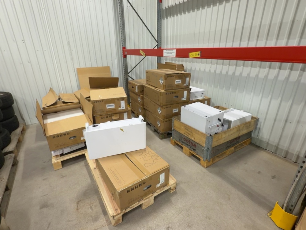 1545033-1 Större samling med batterimoduler och energilagringssystem - SAJ (Reparationsobjekt)