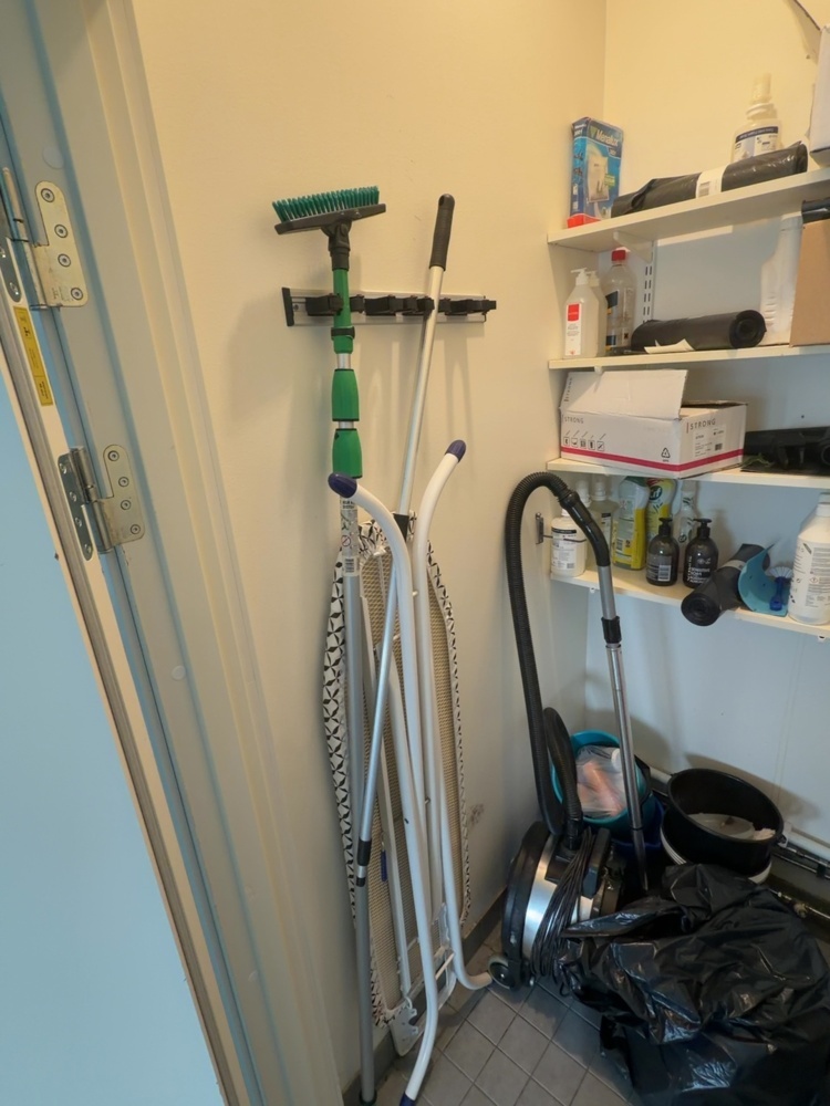 1545047-2 Samling med städutrustning och tillbehör
