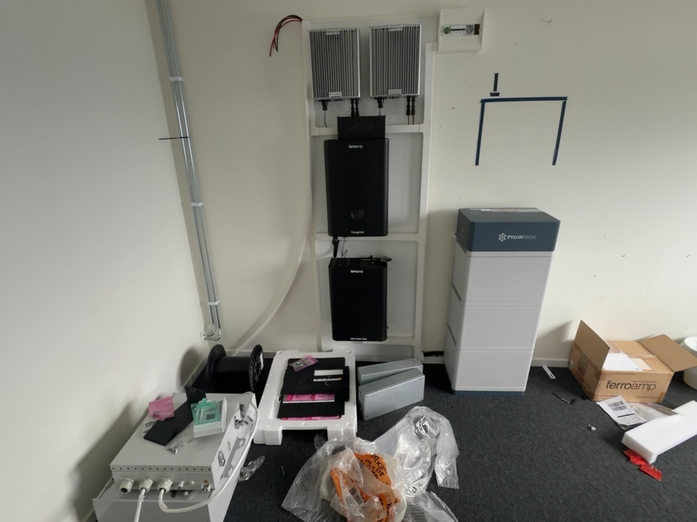 1545050-2 Större samling med batterier, växelriktare och energilagringsutrustning - Pylontech, Huawei m.fl.