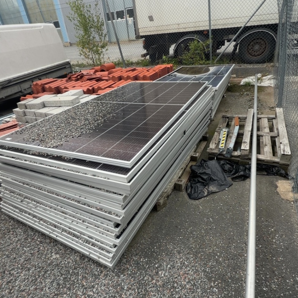 1545062-2 Större samling med solpaneler