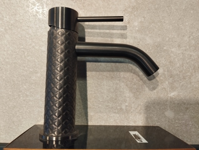 Tvättställsblandare - Gessi, gunmetall, mönstrad yta på auktion i Kronoberg, Växjö hos PS Auction