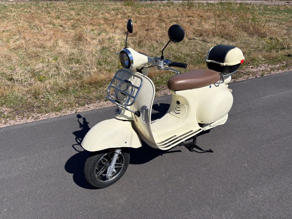 1578454-1 Electric moped