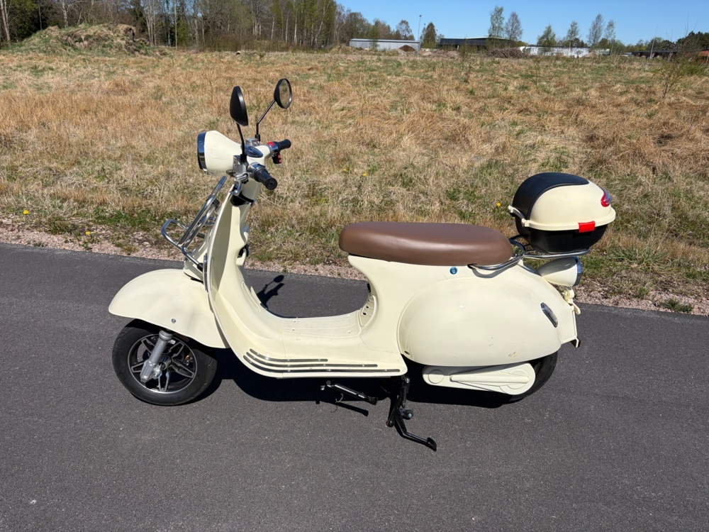 1578454-2 Electric moped