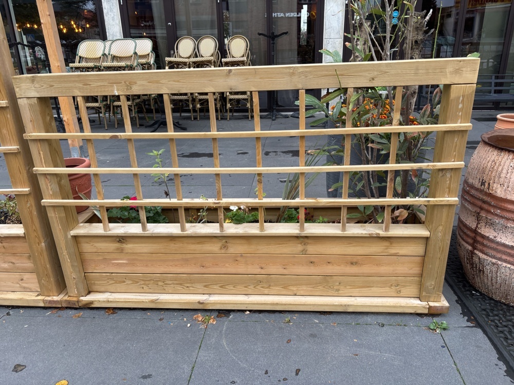 1425949-2 Wooden flower boxes with trellis 4 pcs