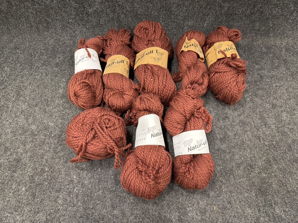 1582654-1 8 pieces of wool yarn