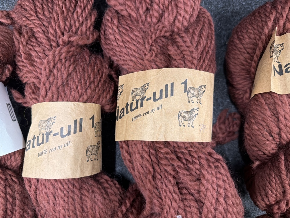 1582654-2 8 pieces of wool yarn