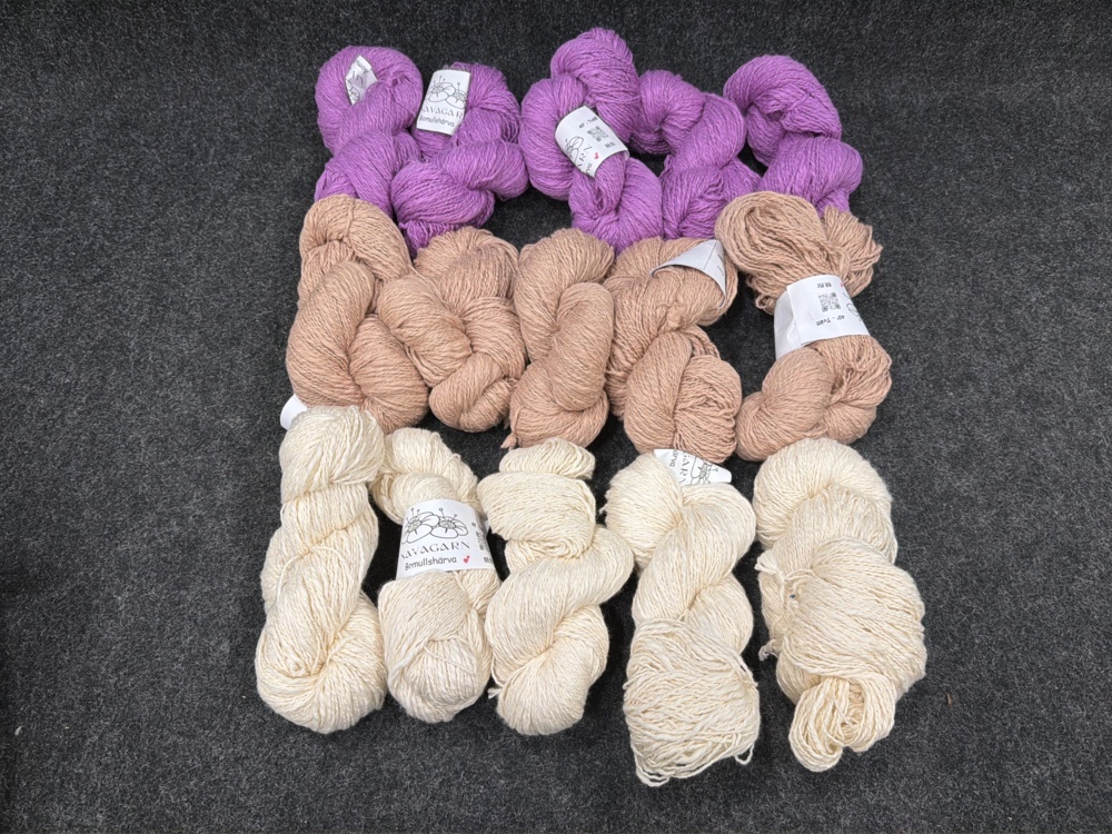 1582658-1 15 balls of yarn