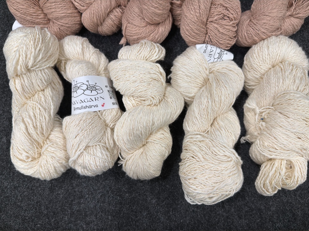 1582658-2 15 balls of yarn