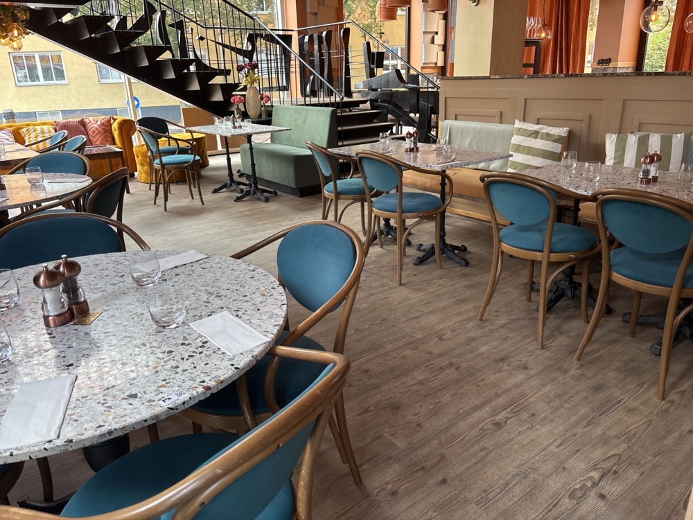 1425956-1 Restaurant furniture - Tables, sofa sections and chairs
