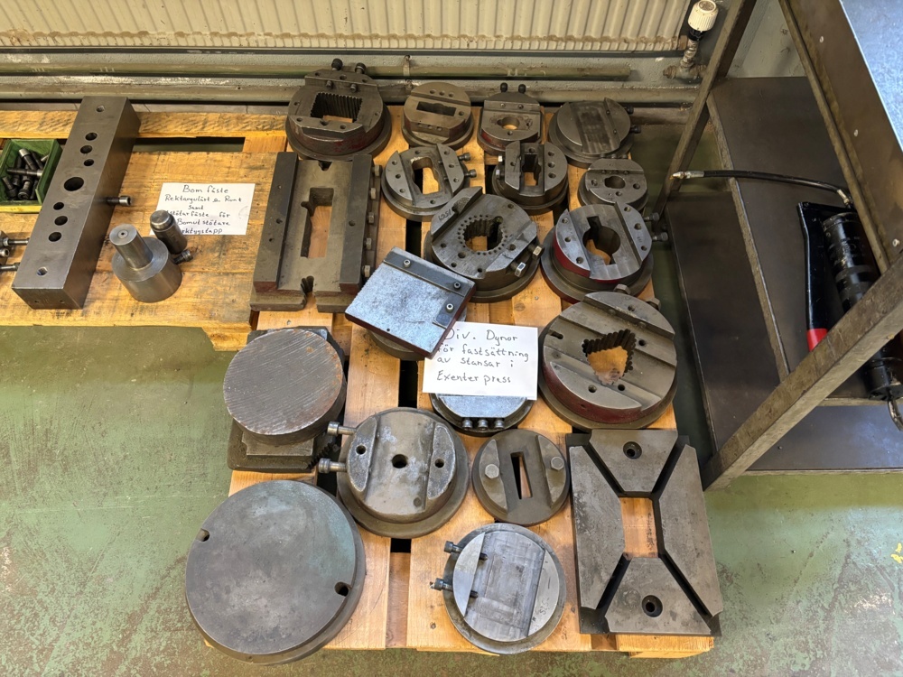 1563394-2 Samling med pressverktyg, dynor och hylsor för excenterpress
