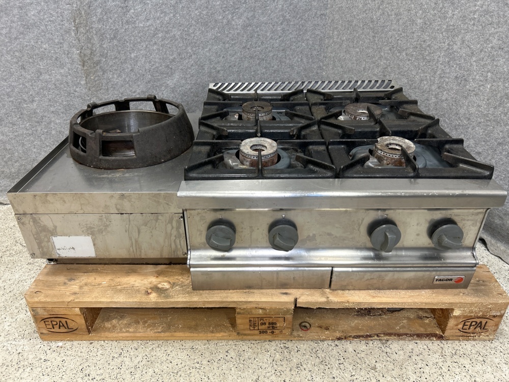 1529552-1 Gas stove with 4 burners and smaller gas stove