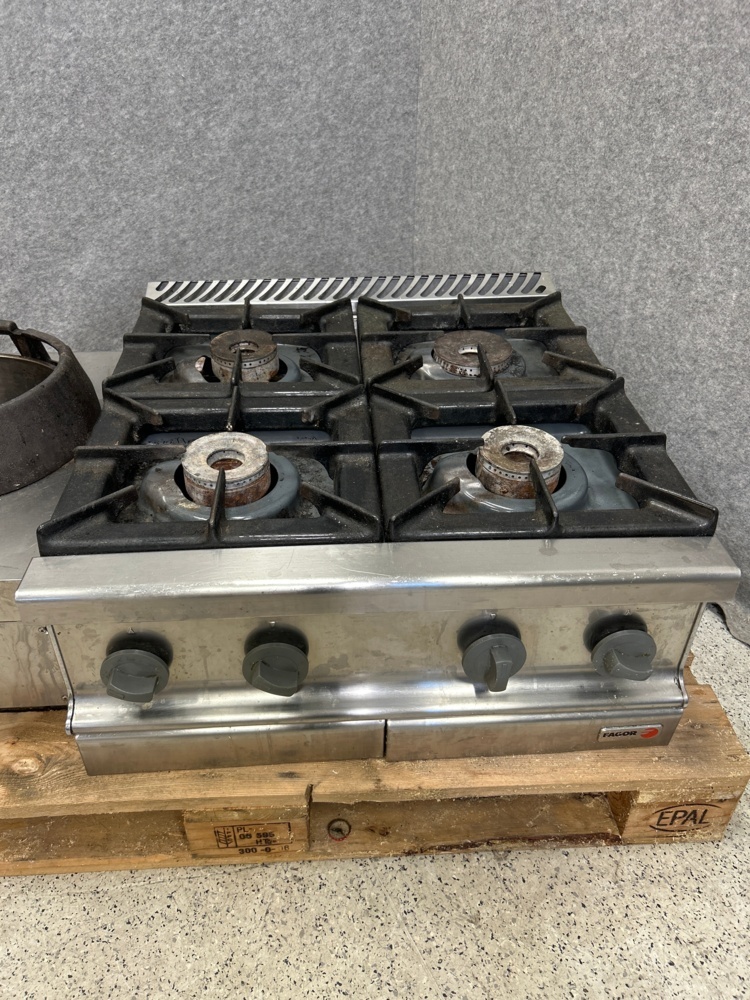 1529552-2 Gas stove with 4 burners and smaller gas stove