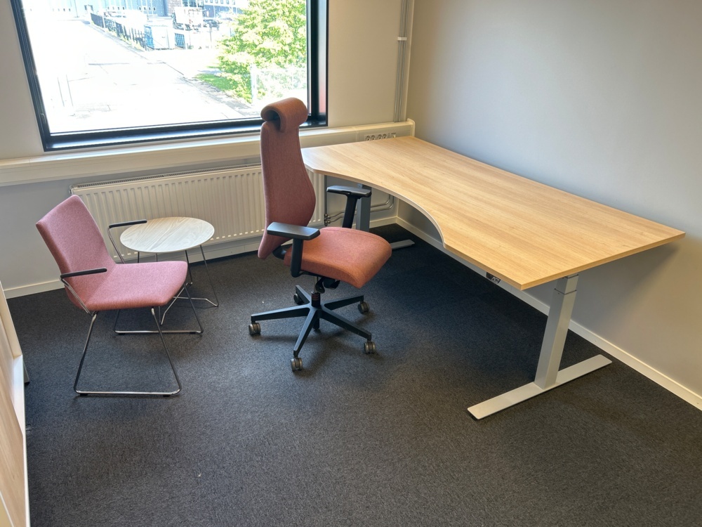 1545985-1 Office workplace with various furniture - ROL Ergo and AJ