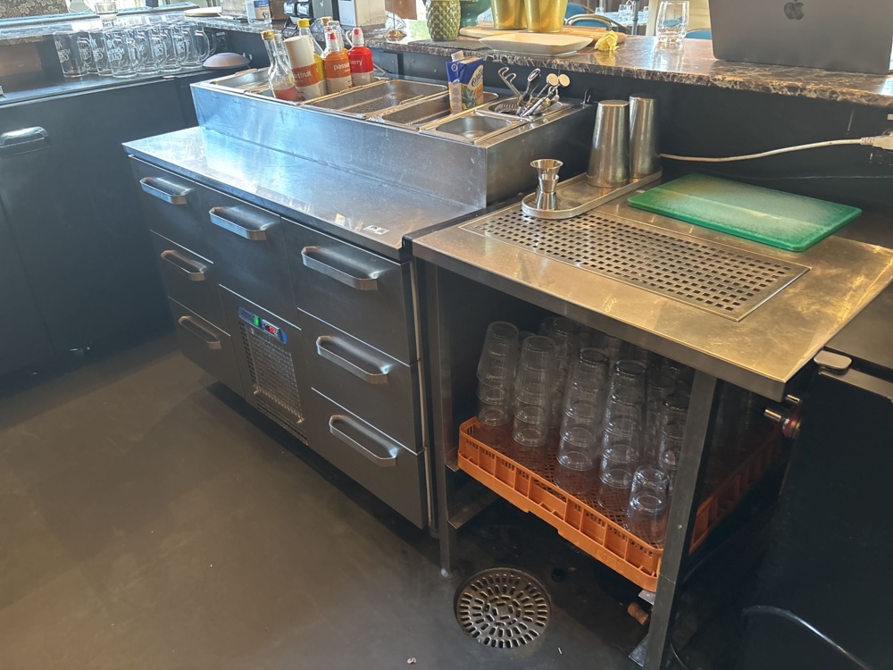 1425964-1 Bar counter and storage bench