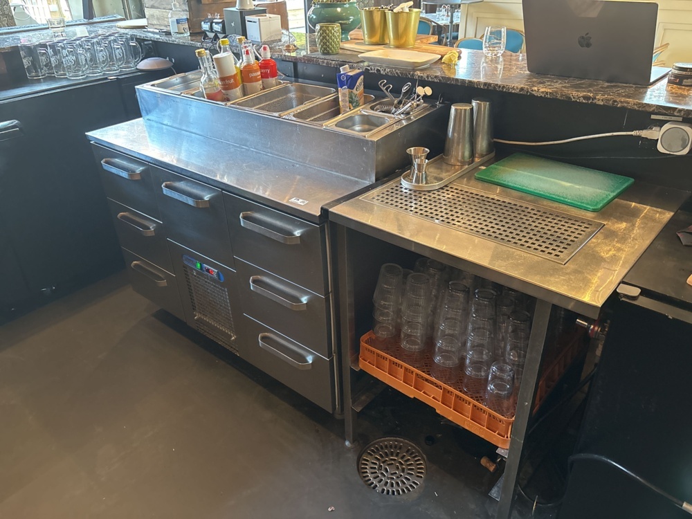 1425964-2 Bar counter and storage bench