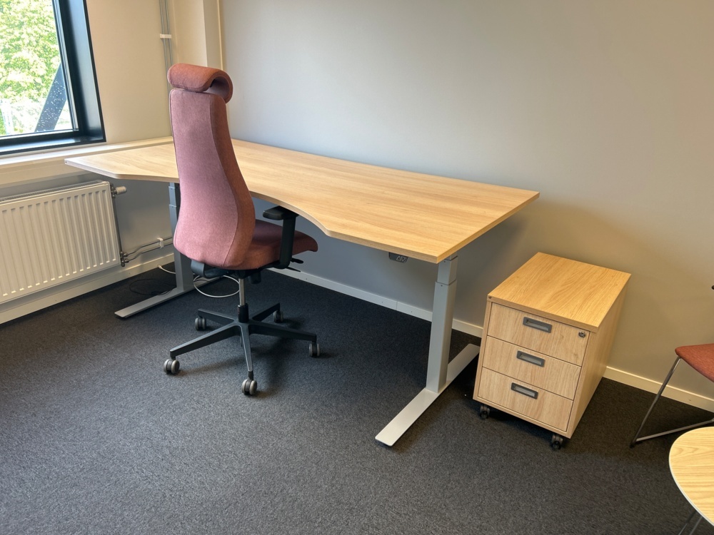 1545986-1 Office workplace with various office furniture - ROL Ergo and AJ