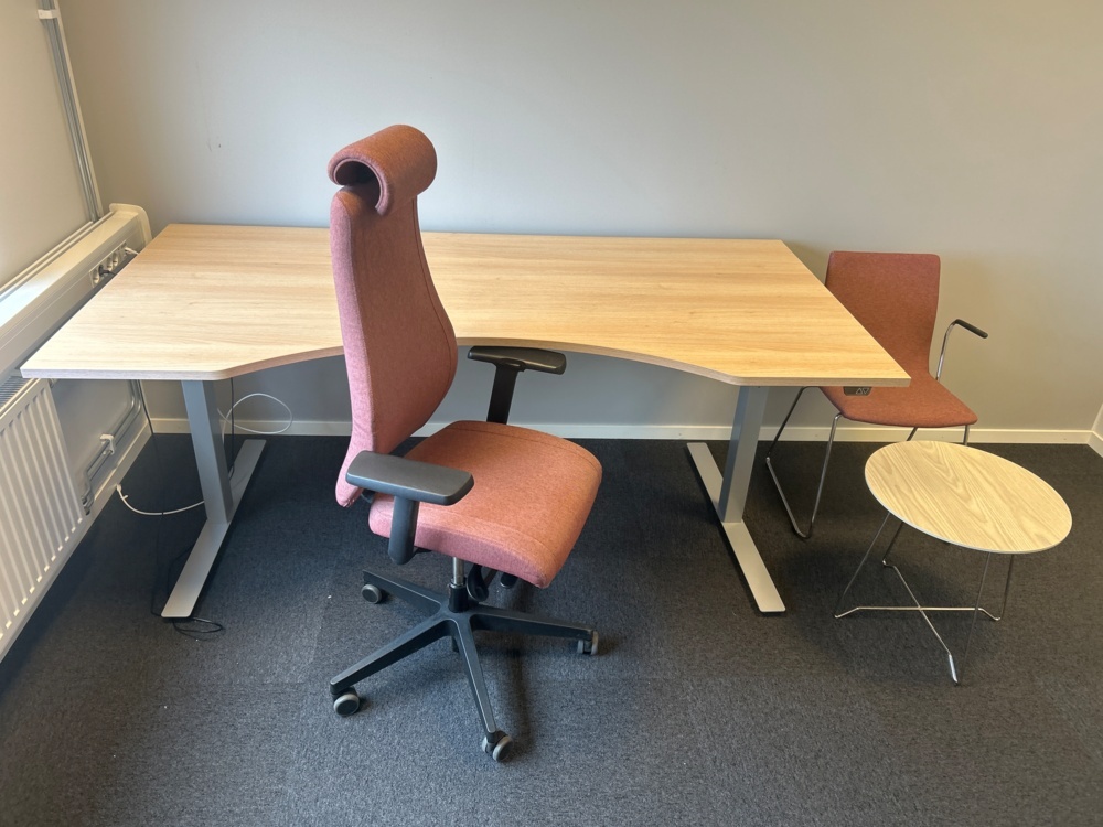 1545987-2 Office workplace with various office furniture - ROL Ergo and AJ