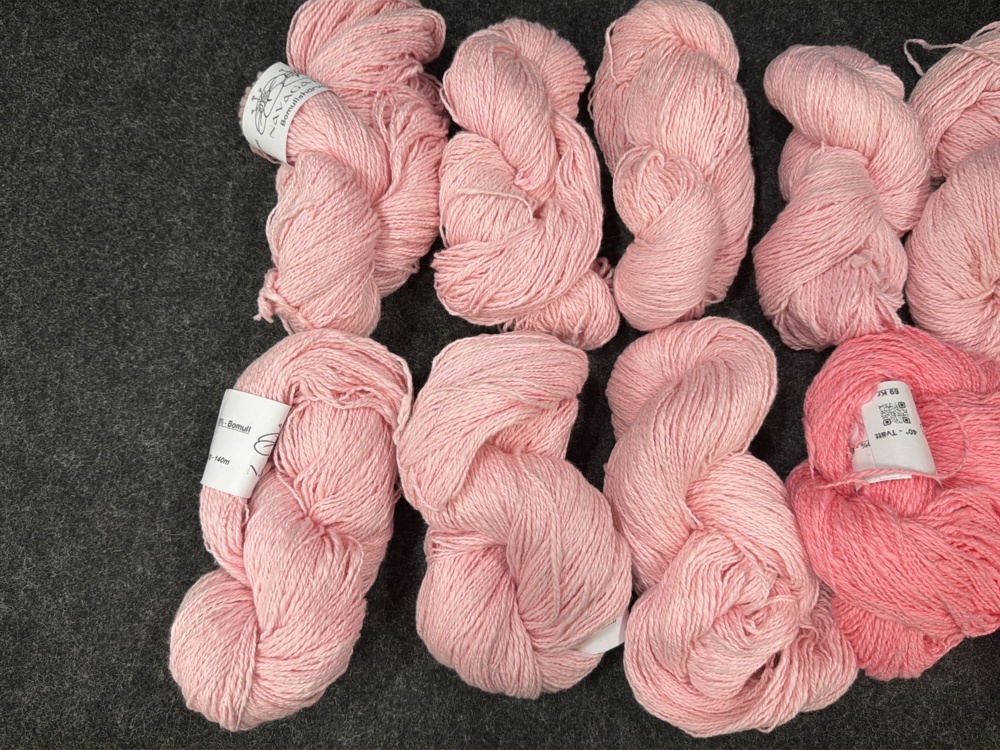 1582660-2 12 balls of yarn