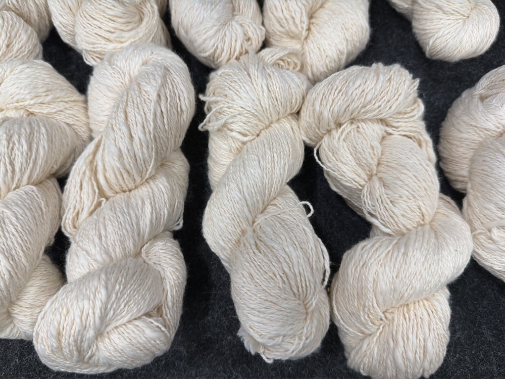 1582661-2 15 balls of yarn